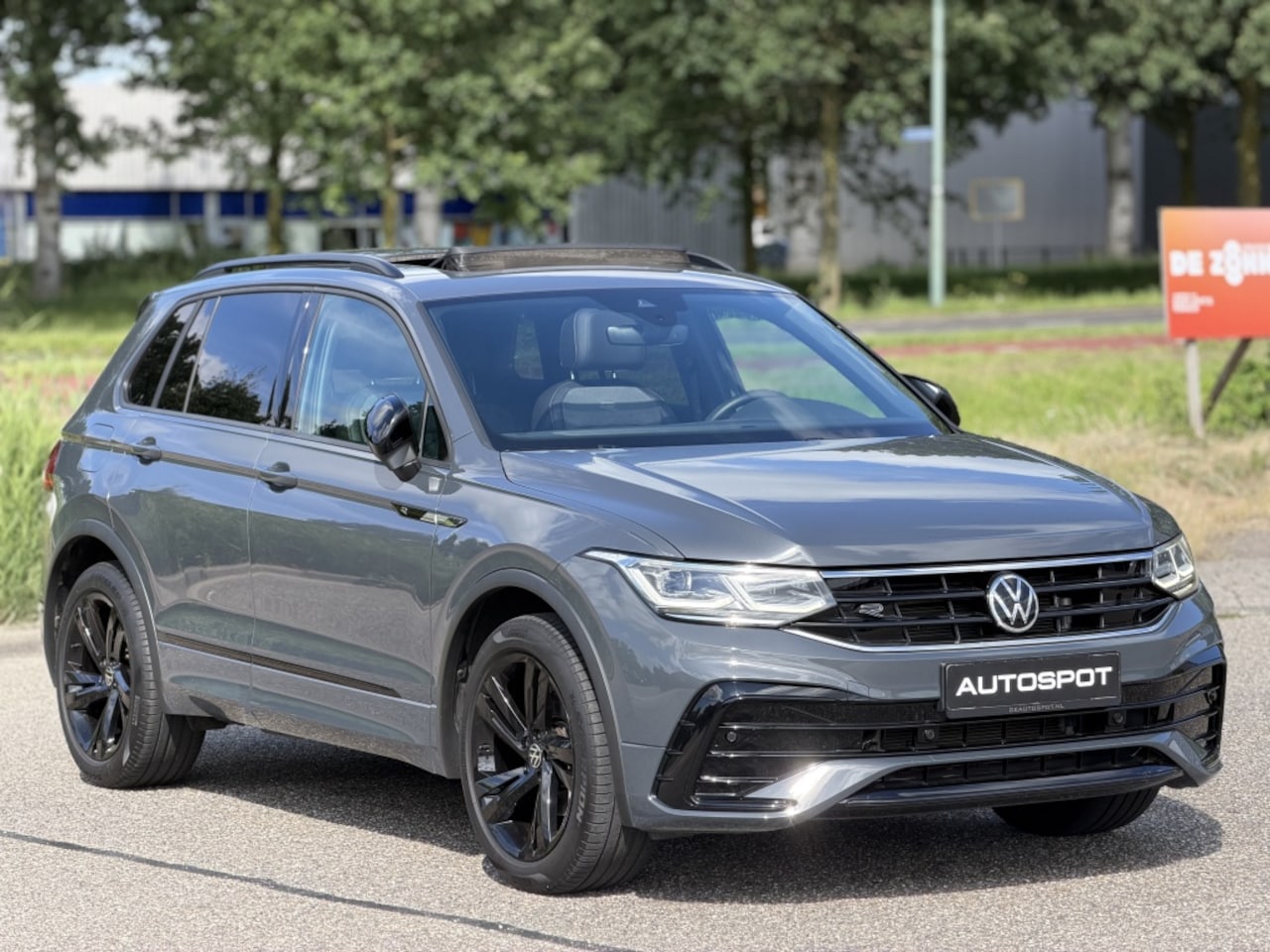Volkswagen Tiguan - R-Line 1.5 TSI Pano IQ Light ACC Trekhaak - AutoWereld.nl