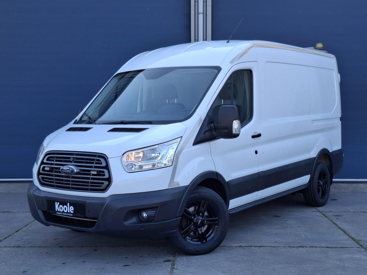 Ford Transit - 350 2.0 TDCI L2H3 Trend AIRCO / CRUISE CONTROLE / L2H2 / KASTEN INRICHTING / EURO 6 - AutoWereld.nl