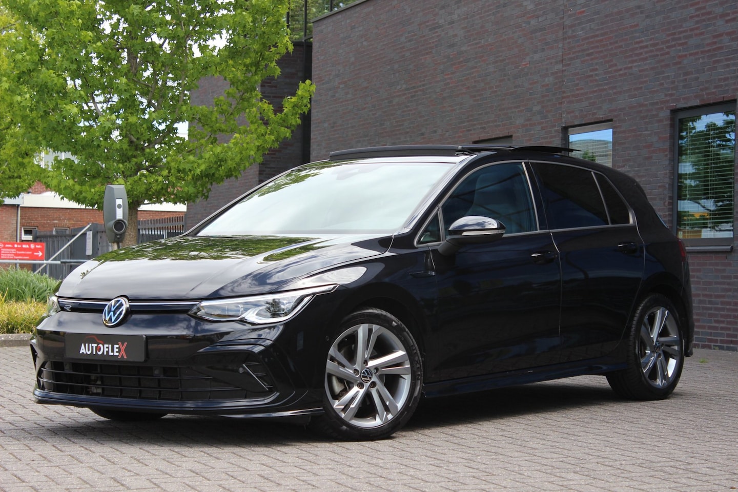 Volkswagen Golf Variant - 1.5 eTSI R-Line pano / IQ light - AutoWereld.nl