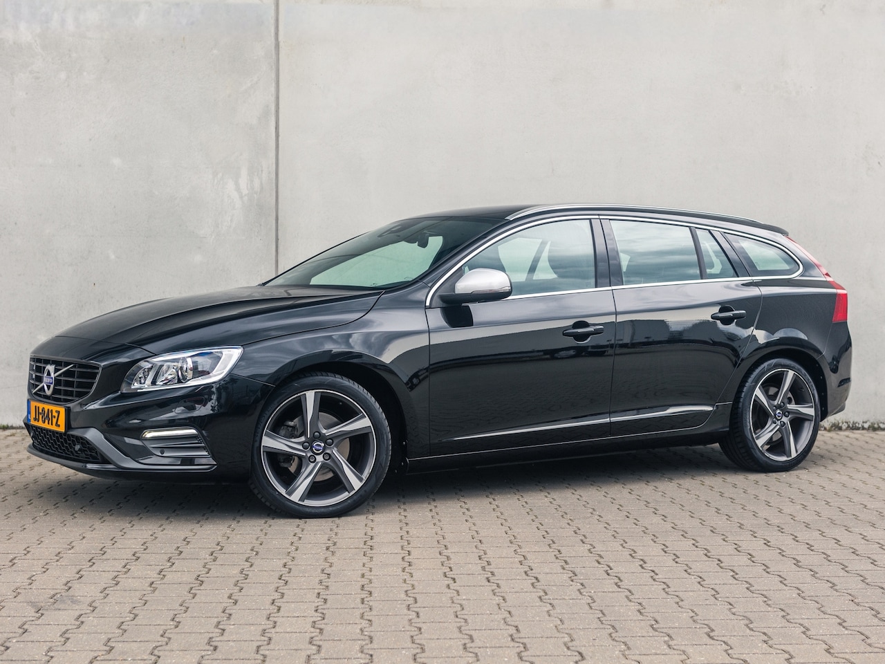 Volvo V60 - 1.5 T3 R-Design NL Auto 124.000 km!! - AutoWereld.nl