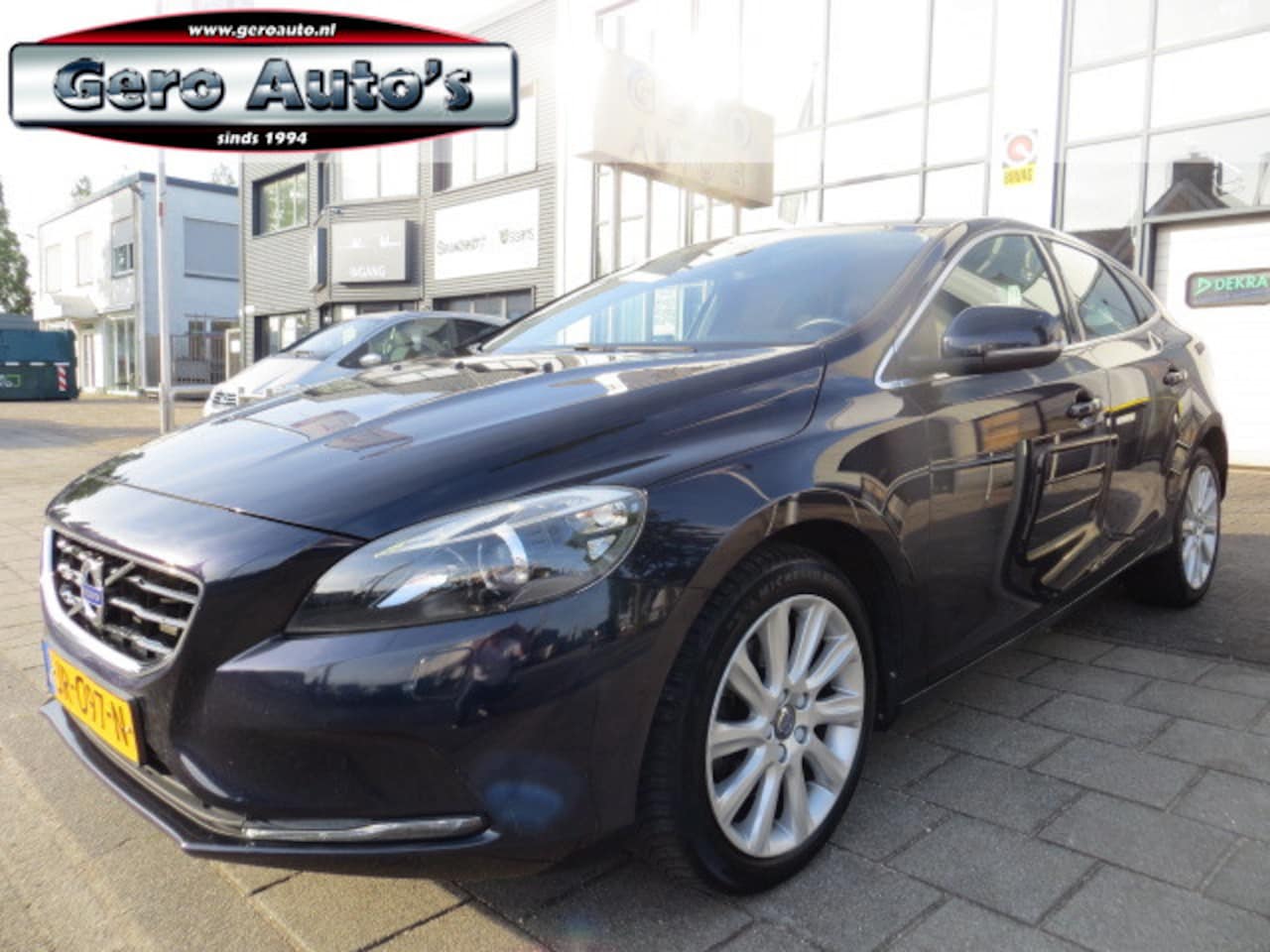 Volvo V40 - 2.0 T3 Momentum half leder ,airco ecc ,bots herkenning etc - AutoWereld.nl