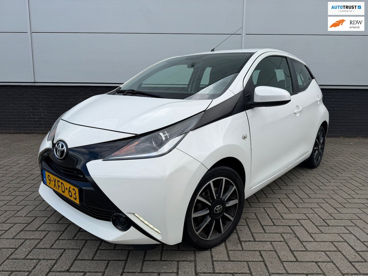 Toyota Aygo - 1.0 VVT-i x-play 5drs Airco - camera - usb - aux - Lm velgen - NAP - 1e eigenaar - AutoWereld.nl