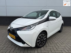 Toyota Aygo - 1.0 VVT-i x-play 5drs Airco - camera - usb - aux - Lm velgen - NAP - 1e eigenaar