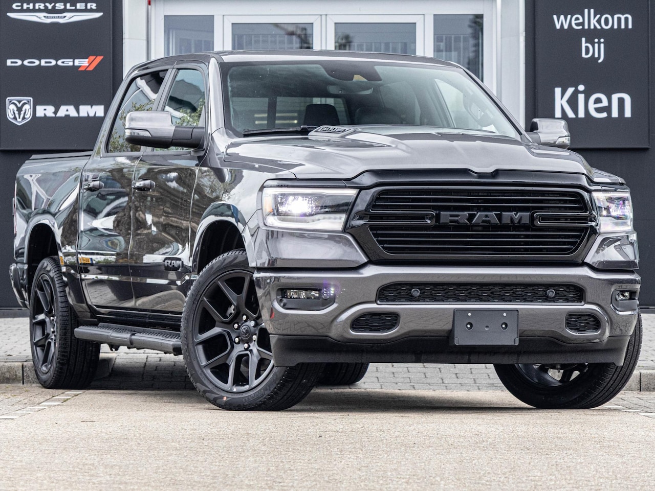 Dodge Ram 1500 - 5.7 V8 4x4 Crew Cab Night Edition | Pano-Dak | Groot Navi | Elektrisch Sidebars - AutoWereld.nl