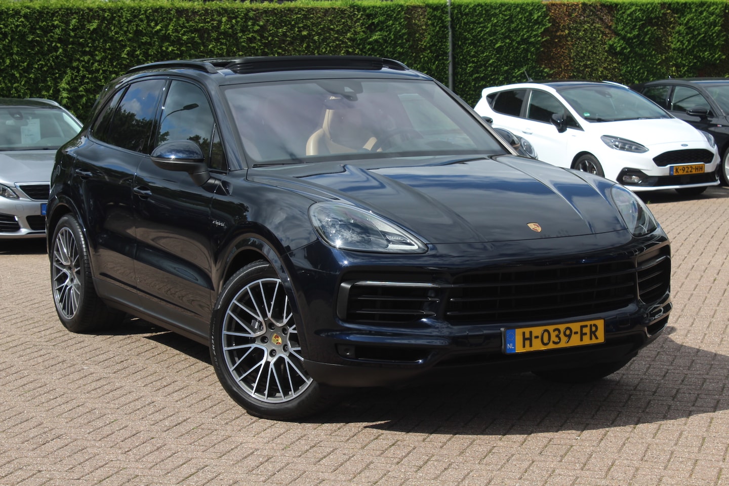 Porsche Cayenne - 3.0 E-Hybrid / Trekhaak / Panoramadak / Camera / Head-up / 21'' / Achterasbesturing / Luch - AutoWereld.nl