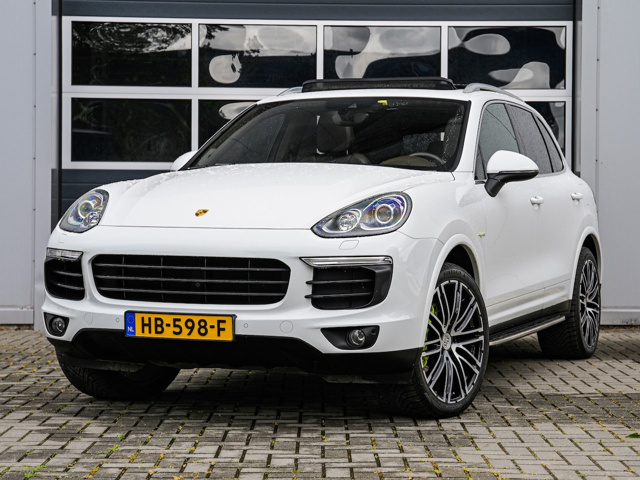 Porsche Cayenne - 3.0 S E-Hybrid | Panoramadak | Leder | Xenon | Camera | Luchtvering | Trekhaak 3.500 kilog - AutoWereld.nl