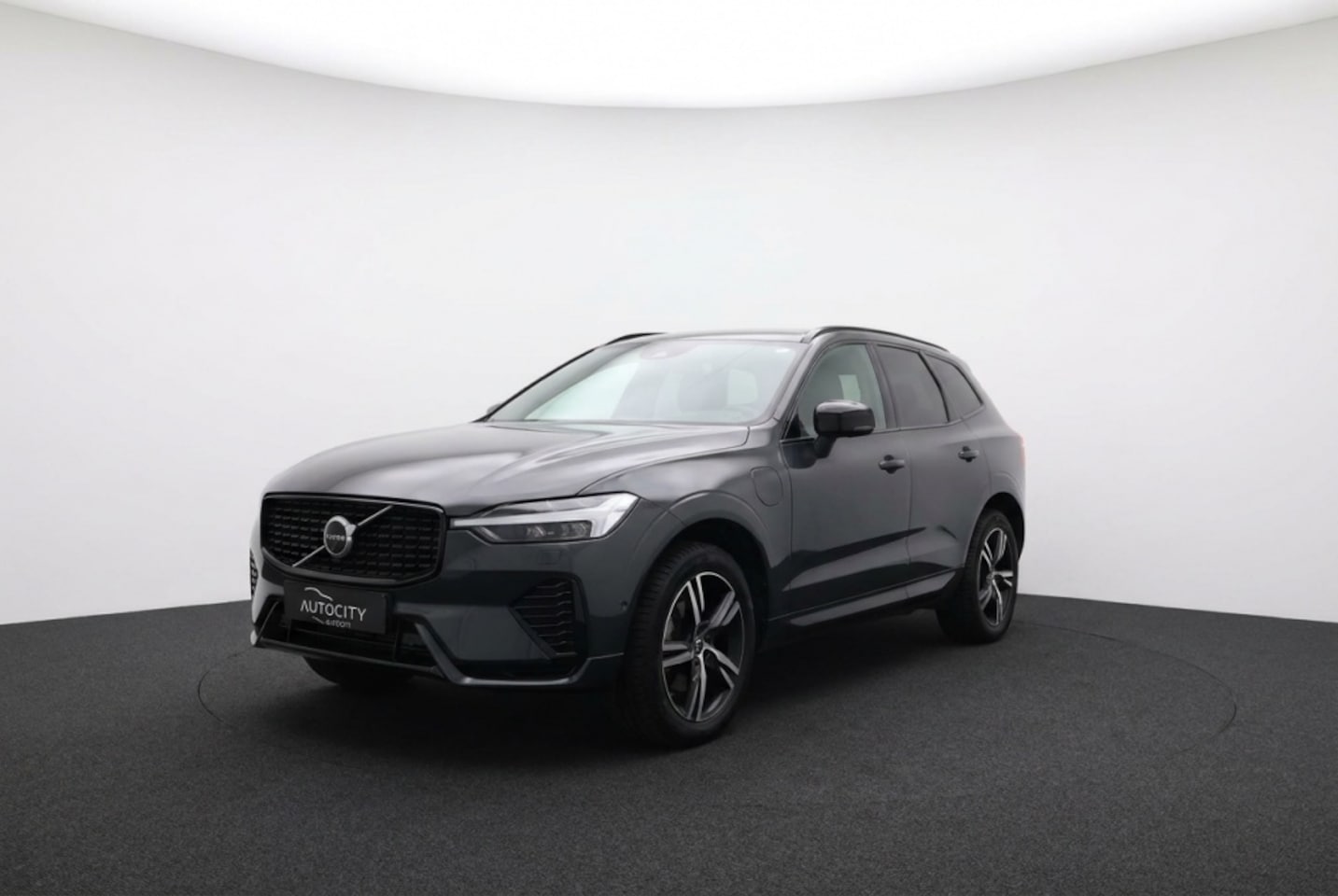 Volvo XC60 - 2.0 T8 AWD Plus Dark 455PK | Pano | Luchtvering | Trekhaak - AutoWereld.nl