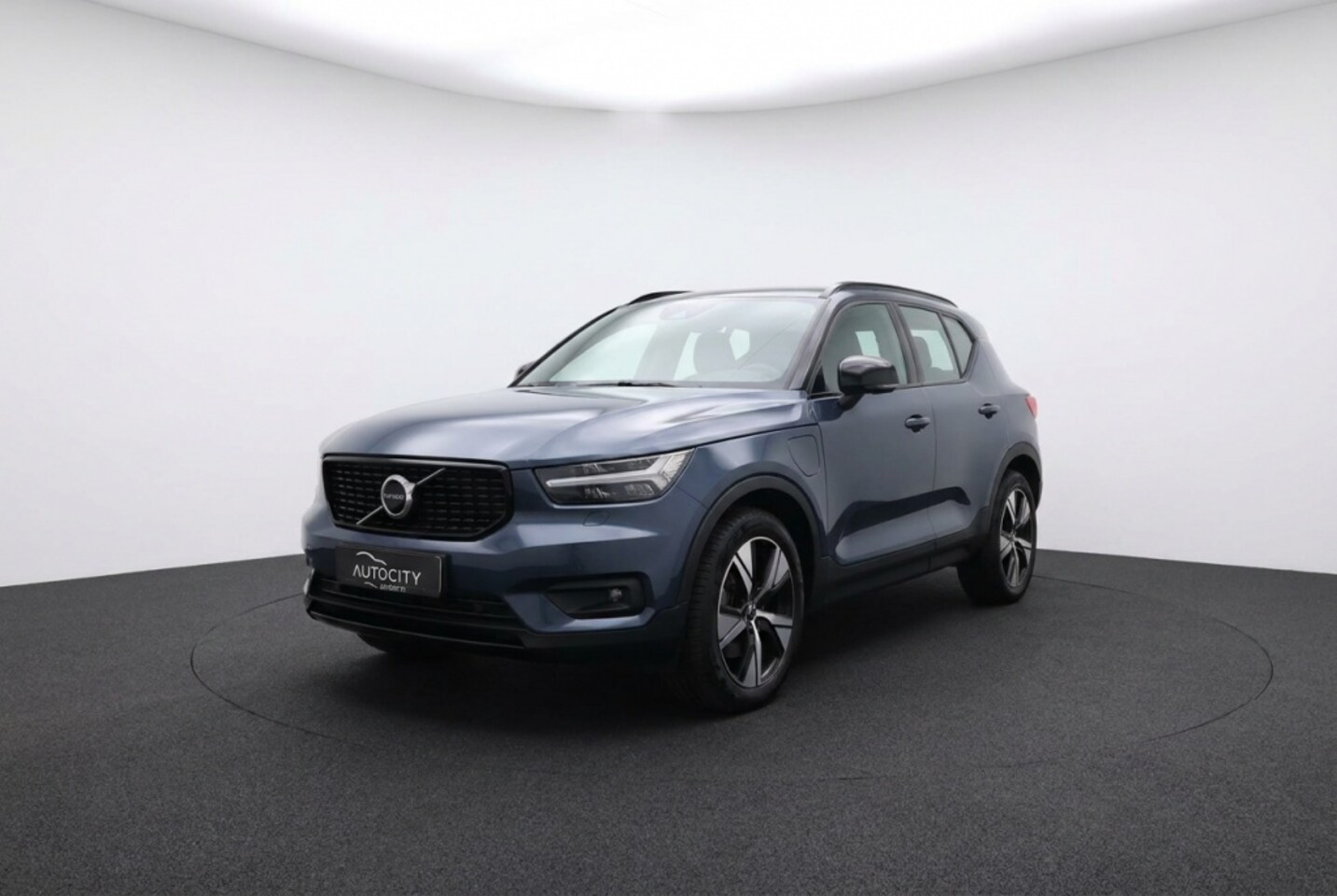 Volvo XC40 - R Design Recharge Plug-In T5 l Pano l Camera l Harman - AutoWereld.nl