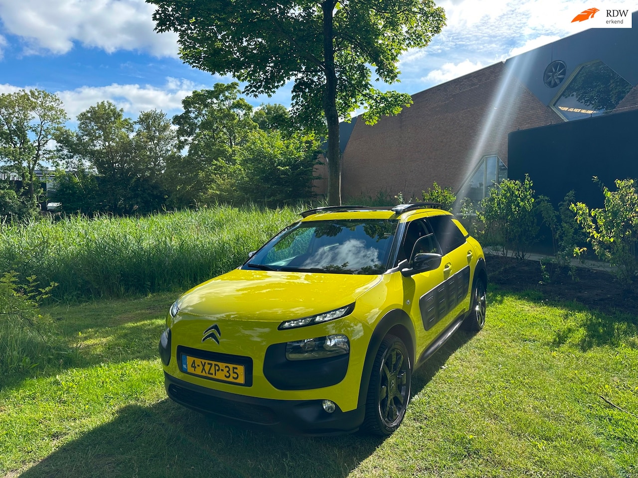 Citroën C4 Cactus - 1.2 e-VTi Shine Automaat Airco PDC Camera Volle onderhoud - AutoWereld.nl