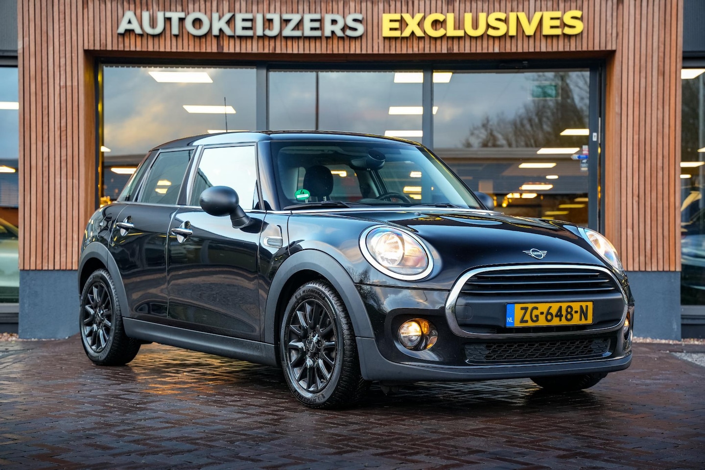 MINI 5-Deurs - 1.5 One Mini Mini 1.5 One Airco Cruise Control Navigatie 16" LMV AUTOMAAT! - AutoWereld.nl