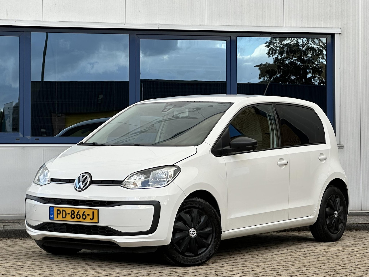 Volkswagen Up! - 1.0 BMT move up! Nieuw model l Keurig onderhouden l Airco l - AutoWereld.nl