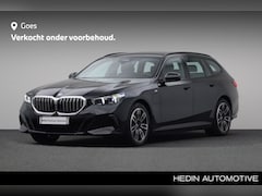 BMW 5-serie Touring - 550e xDrive | Glazen Panoramadak | Driving Assistant | Iconic Glow | M Sportpakket | Comfo