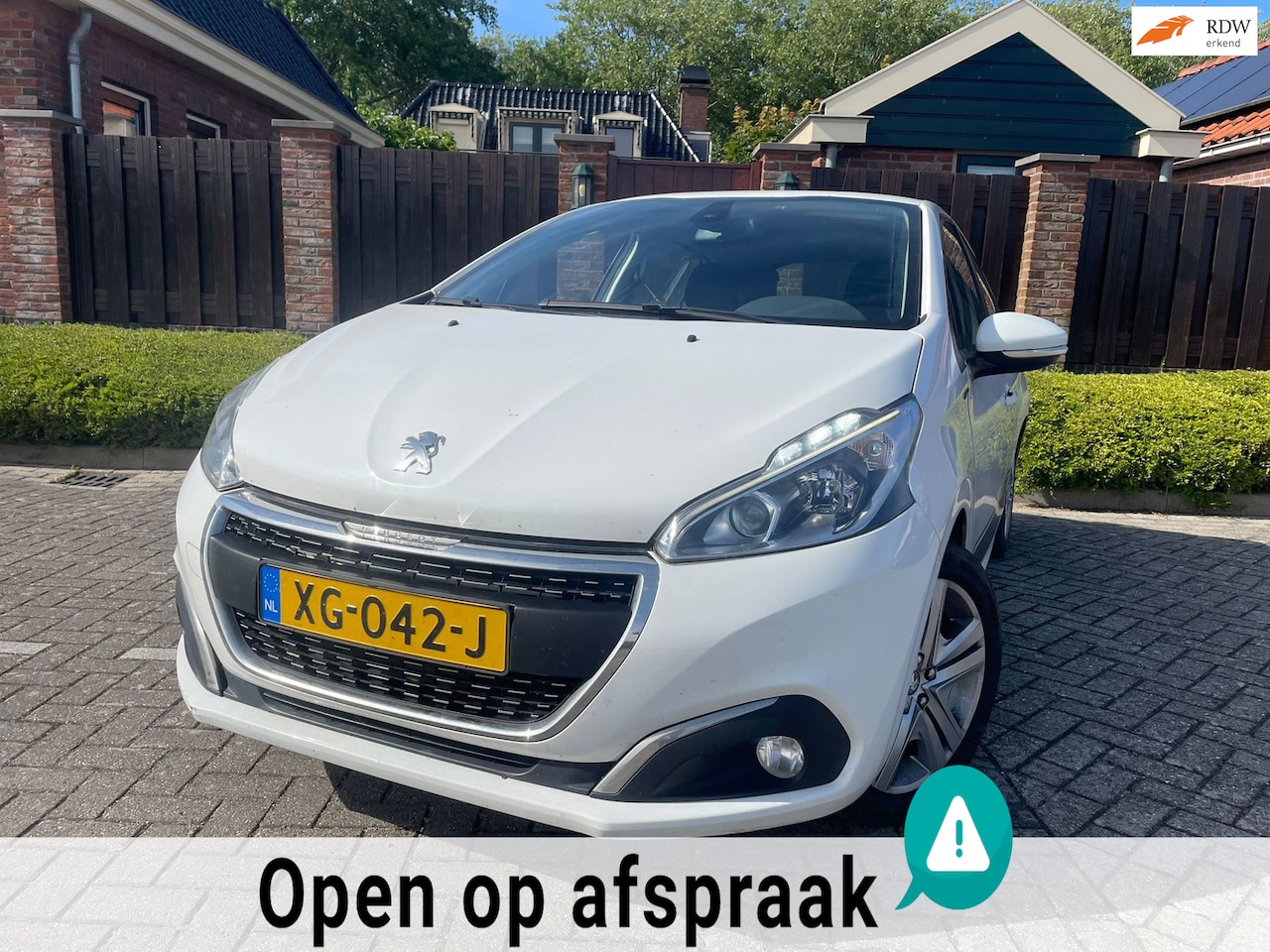 Peugeot 208 - 1.2 PureTech Signature NAVI AIRCO TREKHAAK PDC - AutoWereld.nl