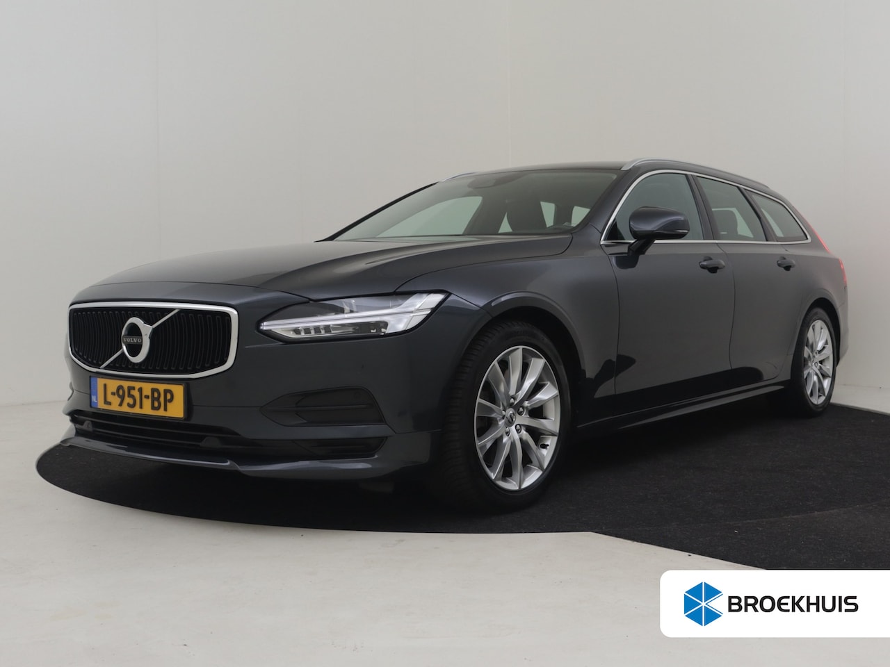 Volvo V90 - 2.0 T4 Inscription 190PK AUT | Trekhaak uitklapbaar | Achteruitrijcamera | Dodehoek detect - AutoWereld.nl