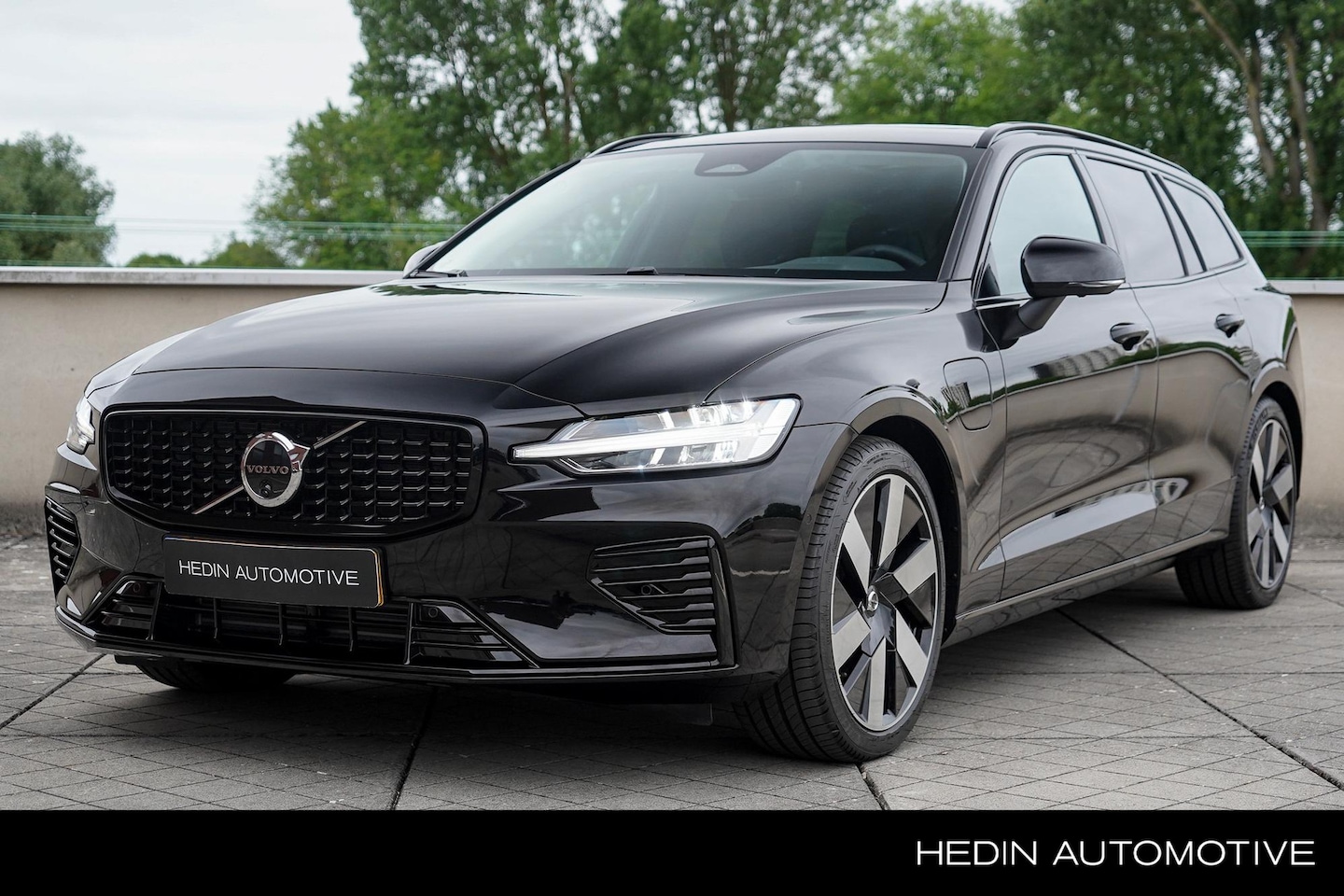 Volvo V60 - 2.0 T6 Plug-in hybrid AWD Plus Dark 360 Graden Parkeercamera | Panoramadak | Keyless Entry - AutoWereld.nl