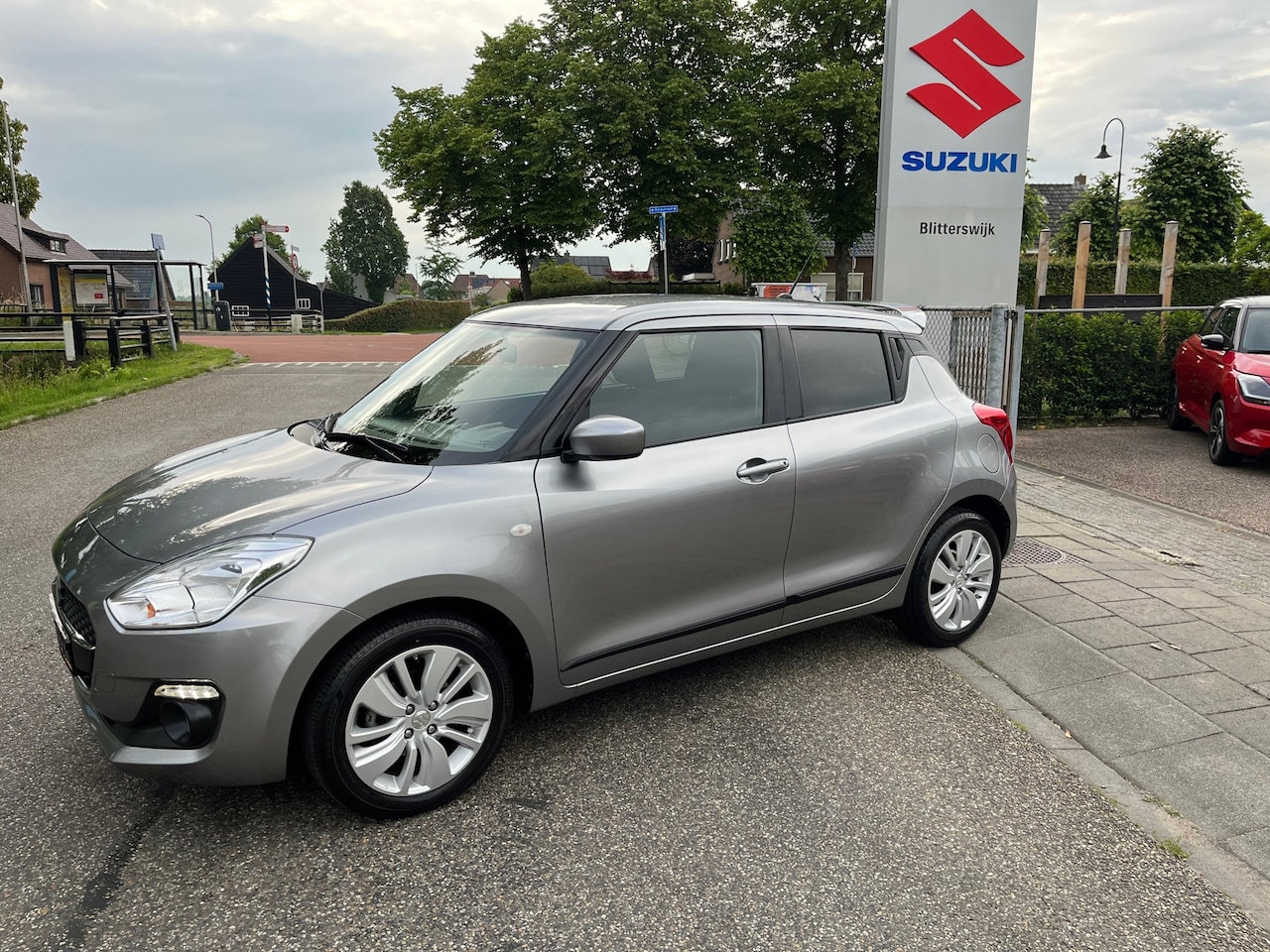 Suzuki Swift - 1.2 Select Smart Hybrid // Slechts 19.000 KM // 1e eigenaar door ons nieuw geleverd en ond - AutoWereld.nl