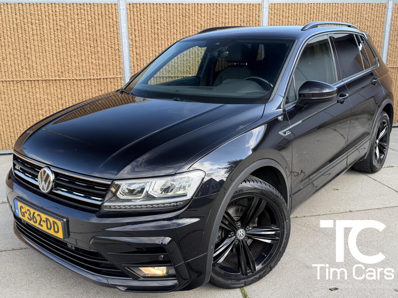 Volkswagen Tiguan - 1.5 TSI ACT Highline R R-line Automaat | LED verlichting | Black Style | Trekhaak uitklapb - AutoWereld.nl