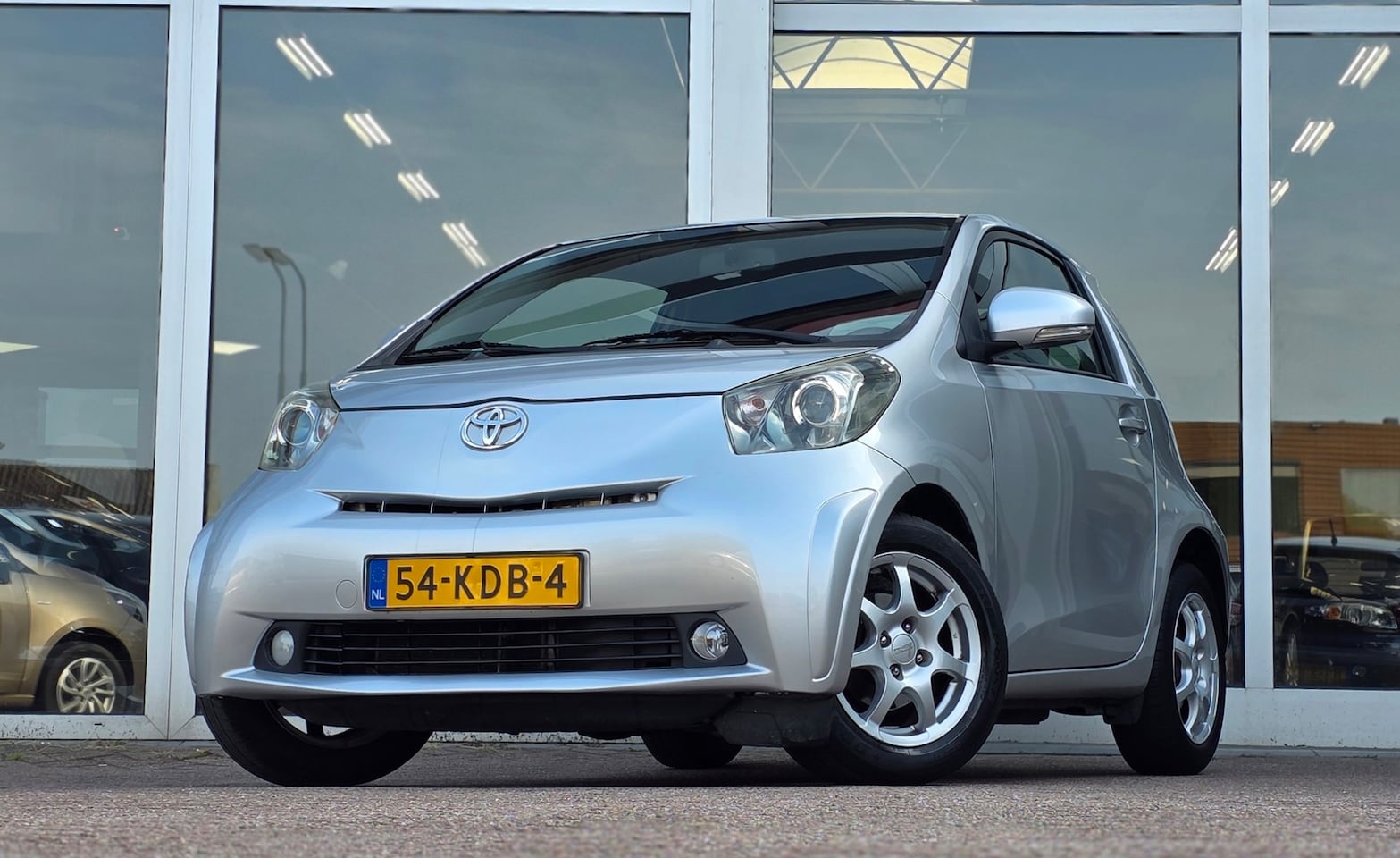 Toyota iQ - 1.0 VVTi Aspiration Airco Navi LMV 15'' Bluetooth - AutoWereld.nl