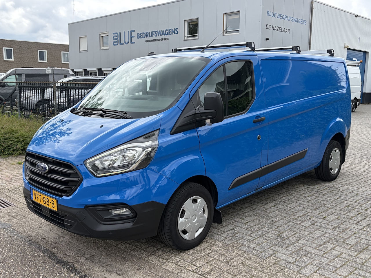 Ford Transit Custom - 300 2.0 TDCI 130PK Euro6 L2H1 Trend ✓ navigatie ✓ camera ✓ trekhaak 2800KG ✓ dakdragers - AutoWereld.nl