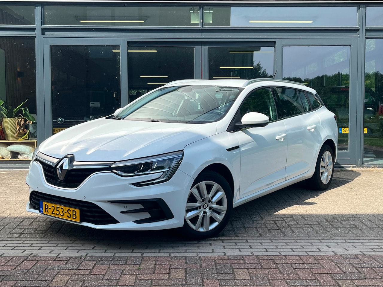 Renault Mégane Estate - 1.0 TCe Zen | Cruise-control | Carplay | Parkeersensoren | Navigatie | Telefoonvoorbereidi - AutoWereld.nl