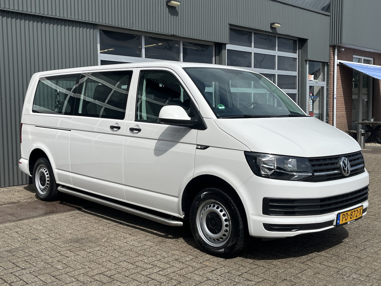 Volkswagen Transporter Kombi - 2.0 TSI L2H1 Benzine 9-Persoons Airco Trekhaak 2500kg trekgewicht Kombi Personenbus Passen - AutoWereld.nl