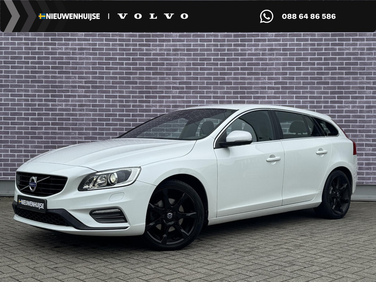 Volvo V60 - 2.0 D3 Nordic+ Sport | R-Design | Xenon | Trekhaak | Standkachel | Stoelverwarming | Volvo - AutoWereld.nl
