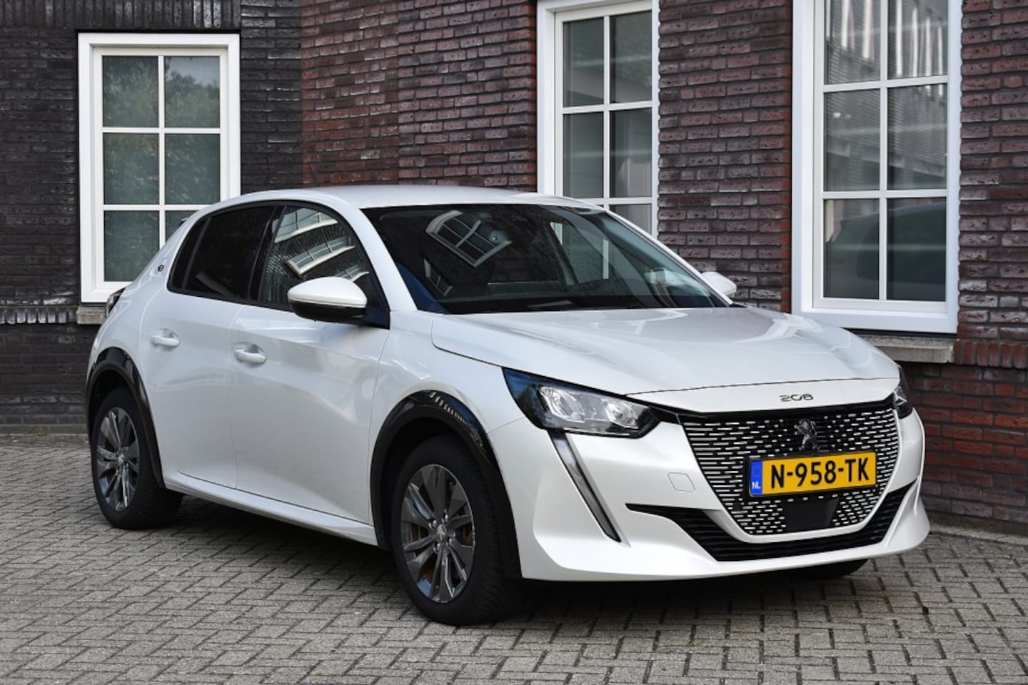 Peugeot e-208 - EV Allure Pack 50 kWh SOH 89% Wij zijn op afspraak geopend! Graag bellen voor uw komst. - AutoWereld.nl