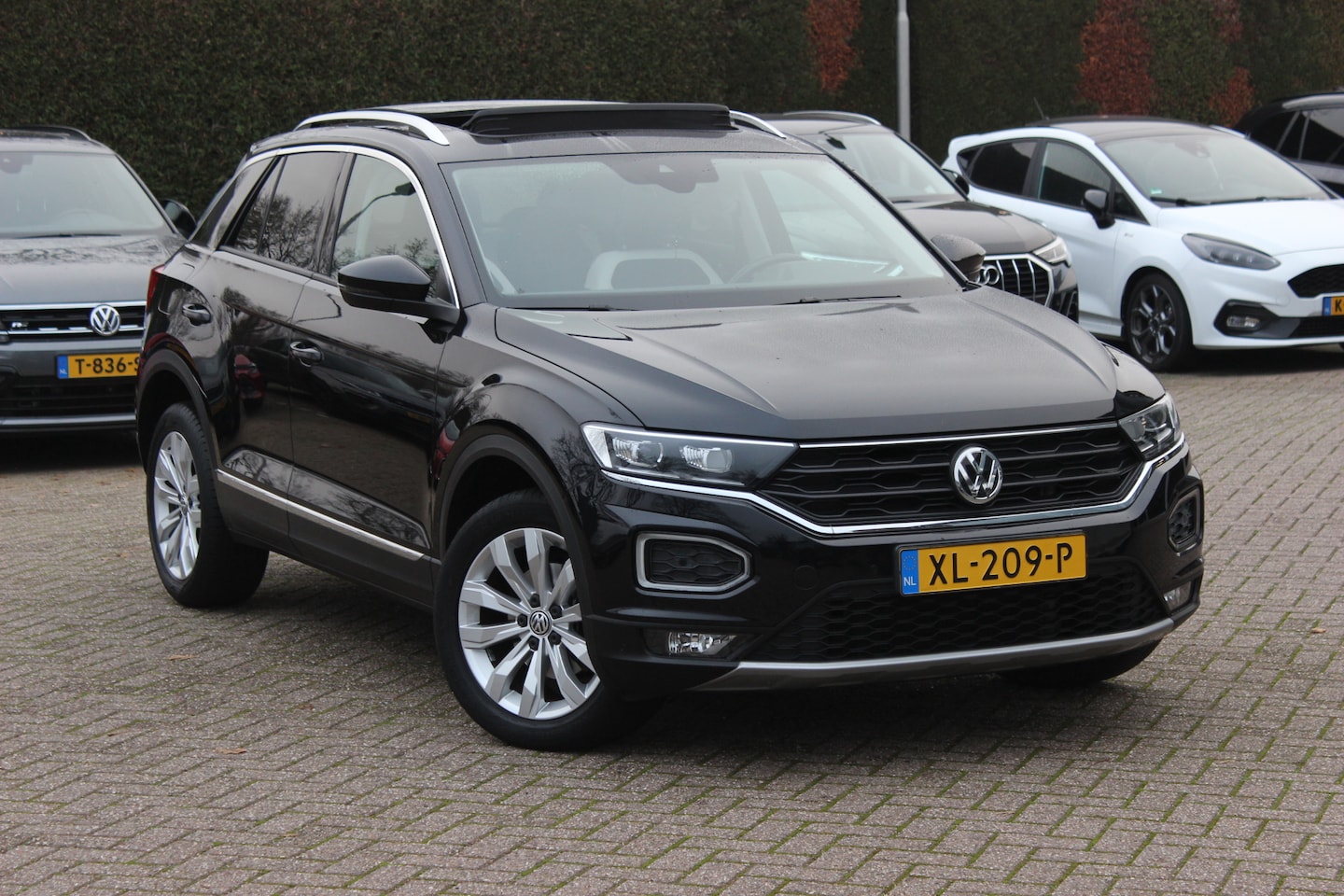 Volkswagen T-Roc - 1.5 TSI Sport / Trekhaak / Panoramadak / Virtual Cockpit / CarPlay / 17'' / LED Koplampen - AutoWereld.nl