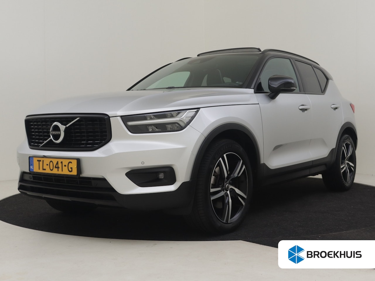 Volvo XC40 - 2.0 T4 R-Design | Panorama-dak |  Trekhaak afneembaar | Achteruitrijcamera | Cruise contro - AutoWereld.nl