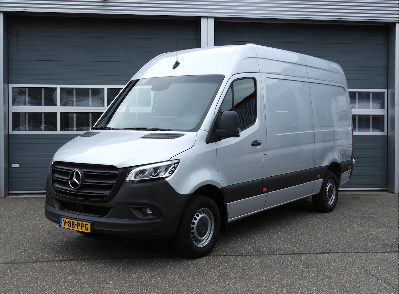 Mercedes-Benz Sprinter - 317 1.9 CDI L2H2 RWD AUT | 3.5t TREKHAAK | LED | CRUISE | CAMERA | MBUX - AutoWereld.nl
