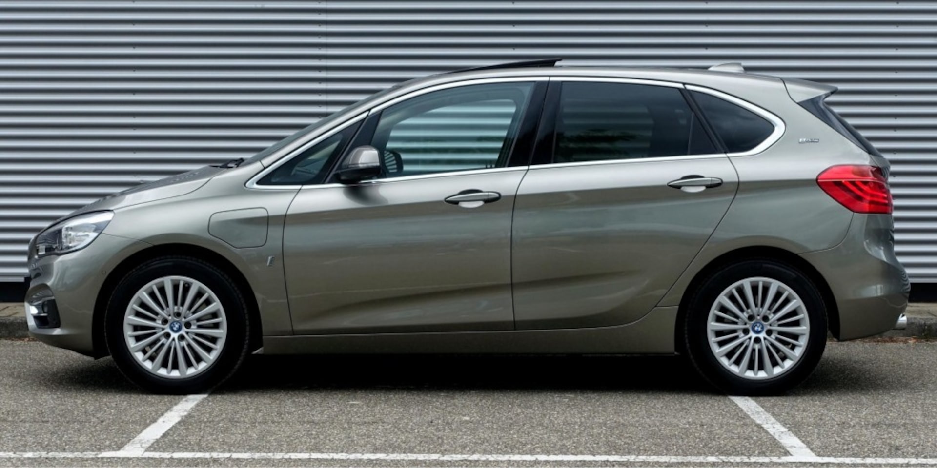 BMW 2-serie Active Tourer - 225e xDrive Luxury Line Step6 I Pano I Leder I LED I Navi I Sportstoelen I - AutoWereld.nl