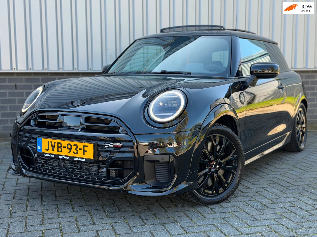 MINI Cooper - Mini 1.5 C Classic M John Cooper Works |Pano|Automaat|HeadUp|Carplay|Dodehoek| - AutoWereld.nl
