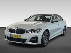 BMW 3-serie - | 330e | High Executive Automaat M-Sportpakket Ambienteverlichting | M Sport | Parkeerassi