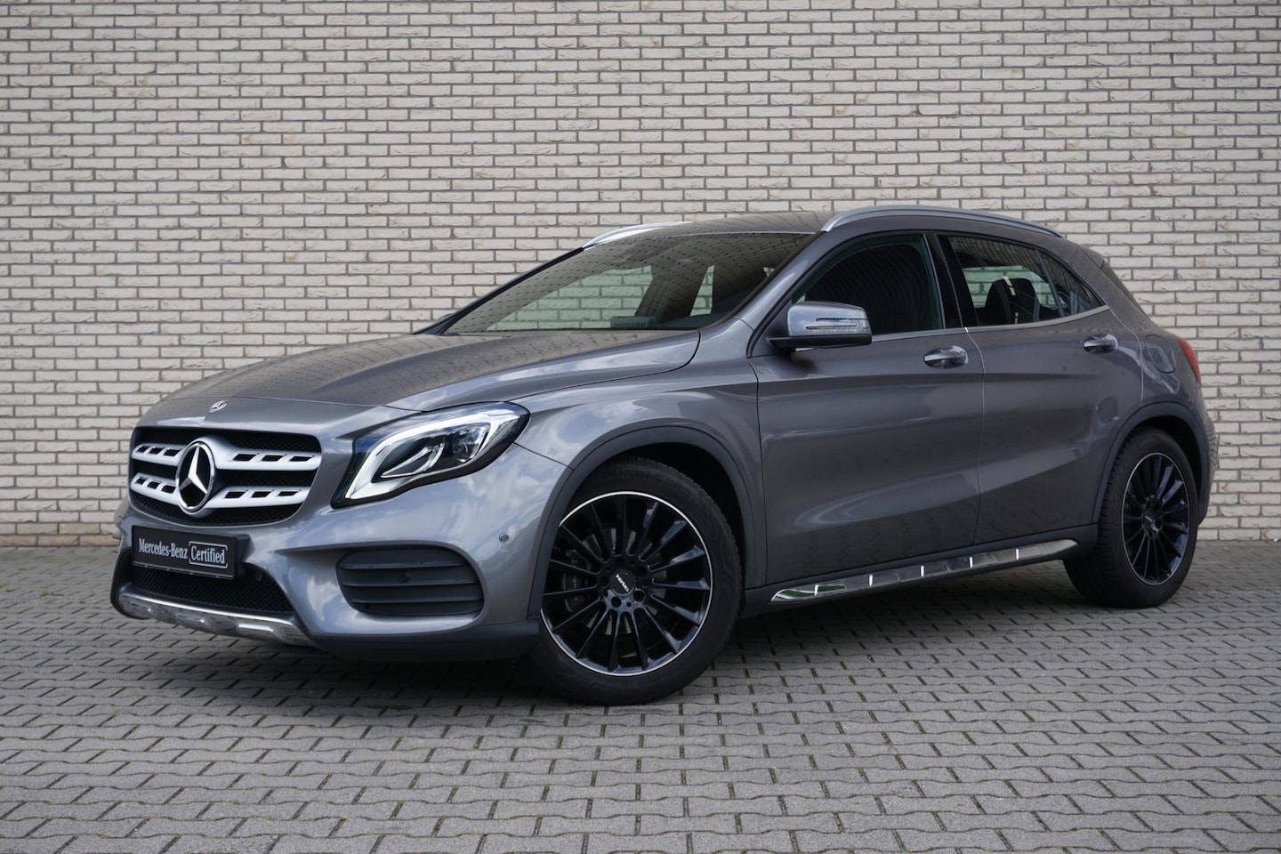 Mercedes-Benz GLA-Klasse - 180 Business Solution AMG | Achteruitrijcamera | Park-Pilot | Navigatie | Stoelverwarming - AutoWereld.nl