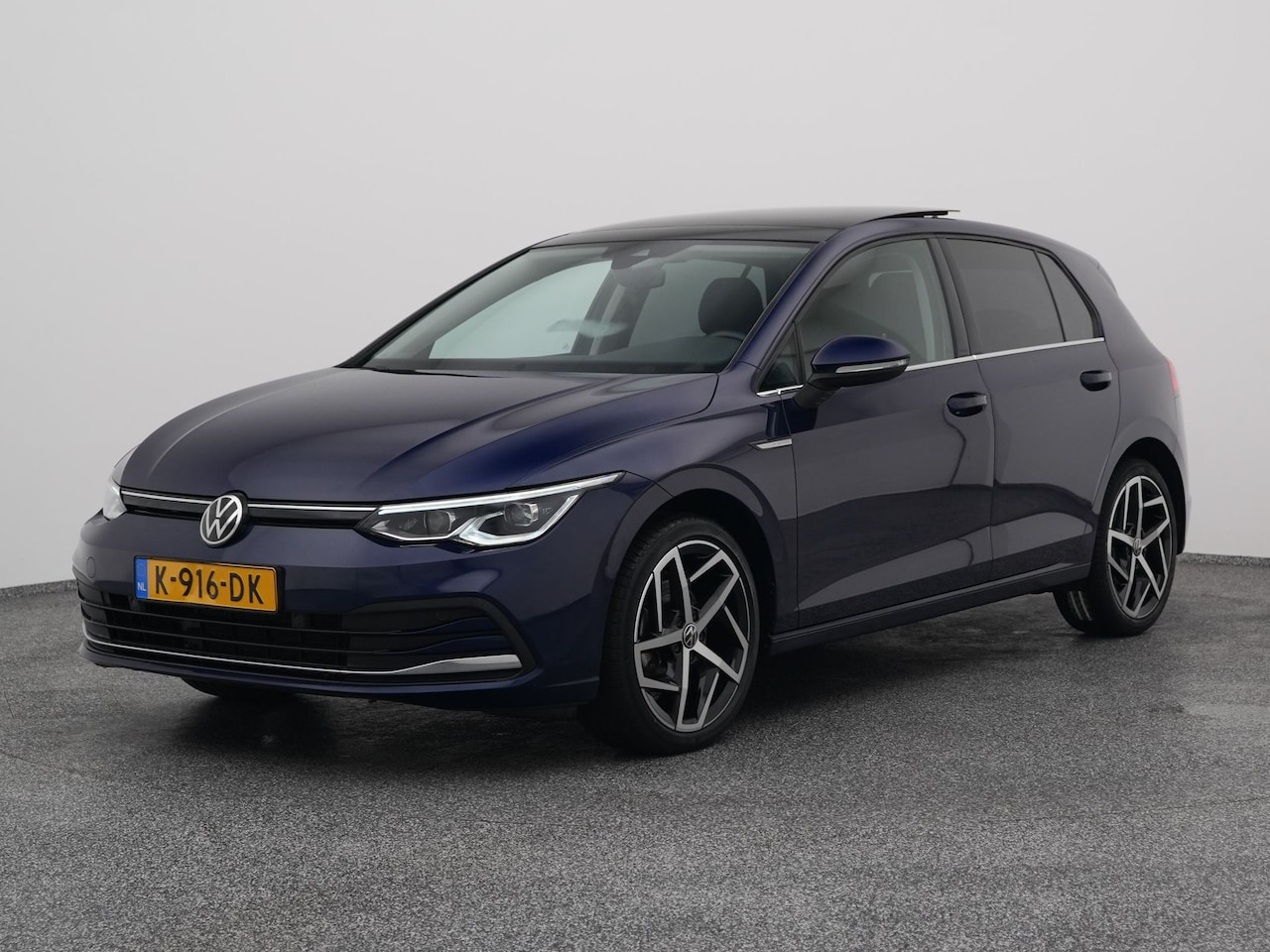 Volkswagen Golf - 1.5 eTSI R-Line | PANO | CAMERA | ADAPTIVE | STOEL- EN STUURVERW. - AutoWereld.nl