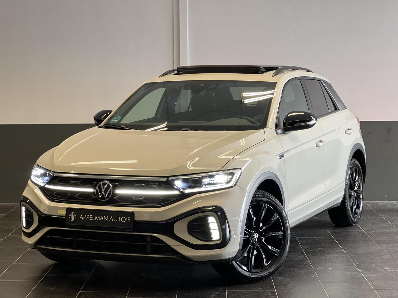 Volkswagen T-Roc - 1.5 TSI 3X R-LINE |Massage|Beats|Keyless|Dodehoek|Camera|IQ LIGHT|Elektris.Kofferklep| - AutoWereld.nl