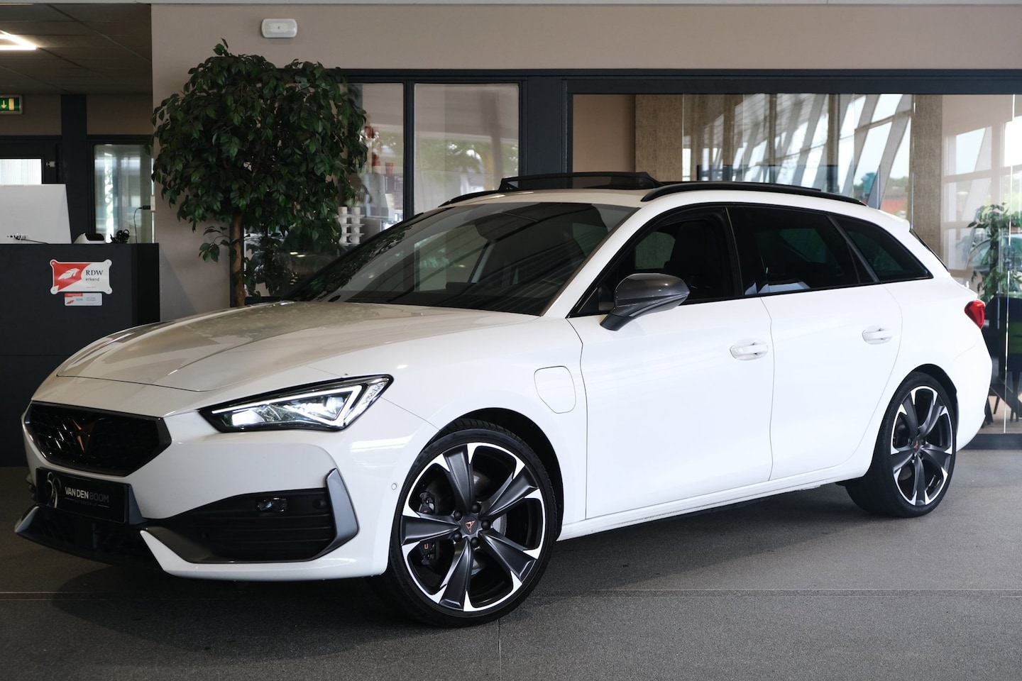 CUPRA Leon Sportstourer - 1.4 e-Hybrid VZ 245PK Pano SuperSport Cam Led Navi ACC - AutoWereld.nl