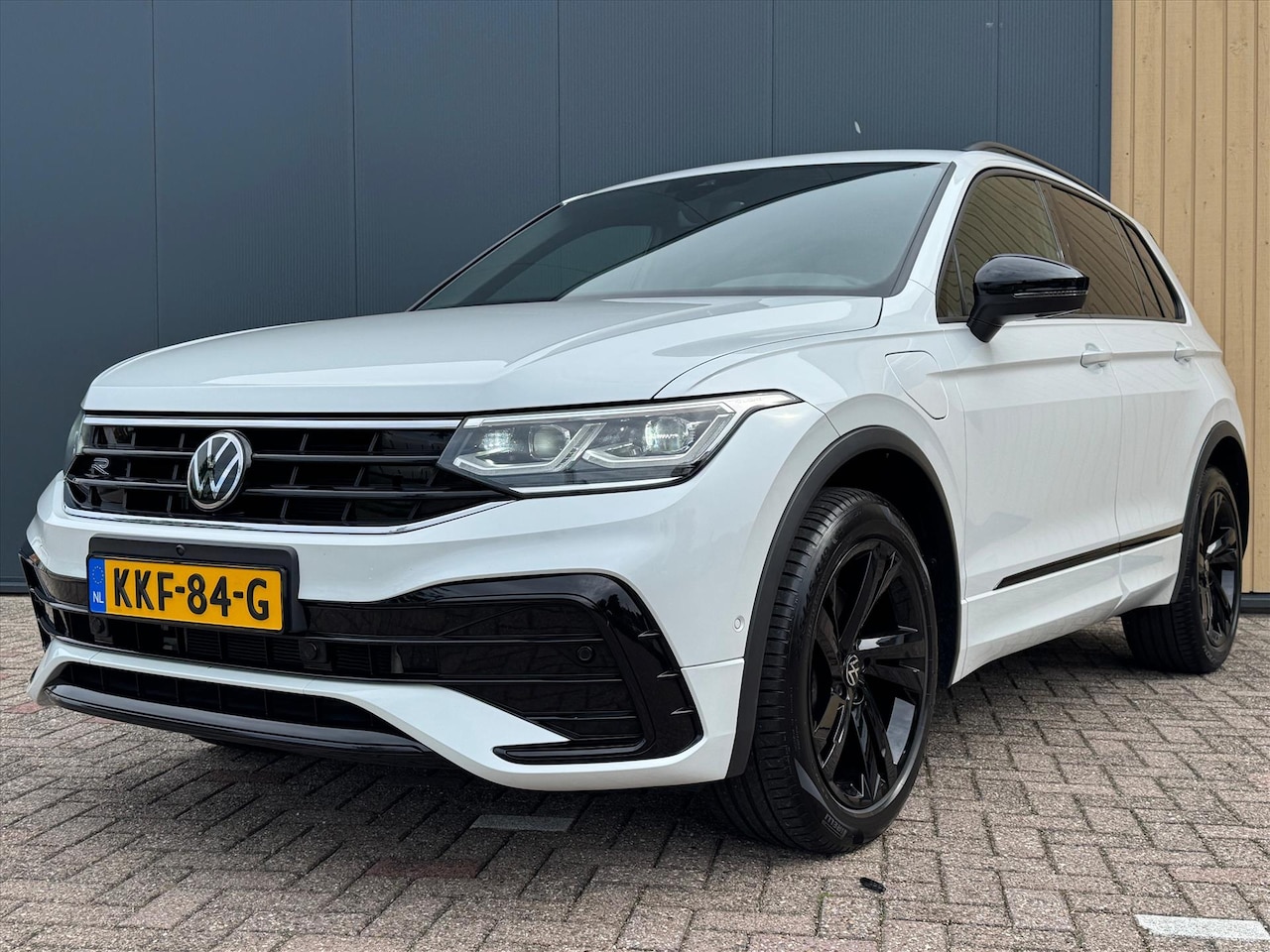 Volkswagen Tiguan - 1.4 TSI eHybrid 245pk DSG R-Line | Trekhaak | ACC | IQ-Light V+A | 360 Camera | Stoel/Stuu - AutoWereld.nl