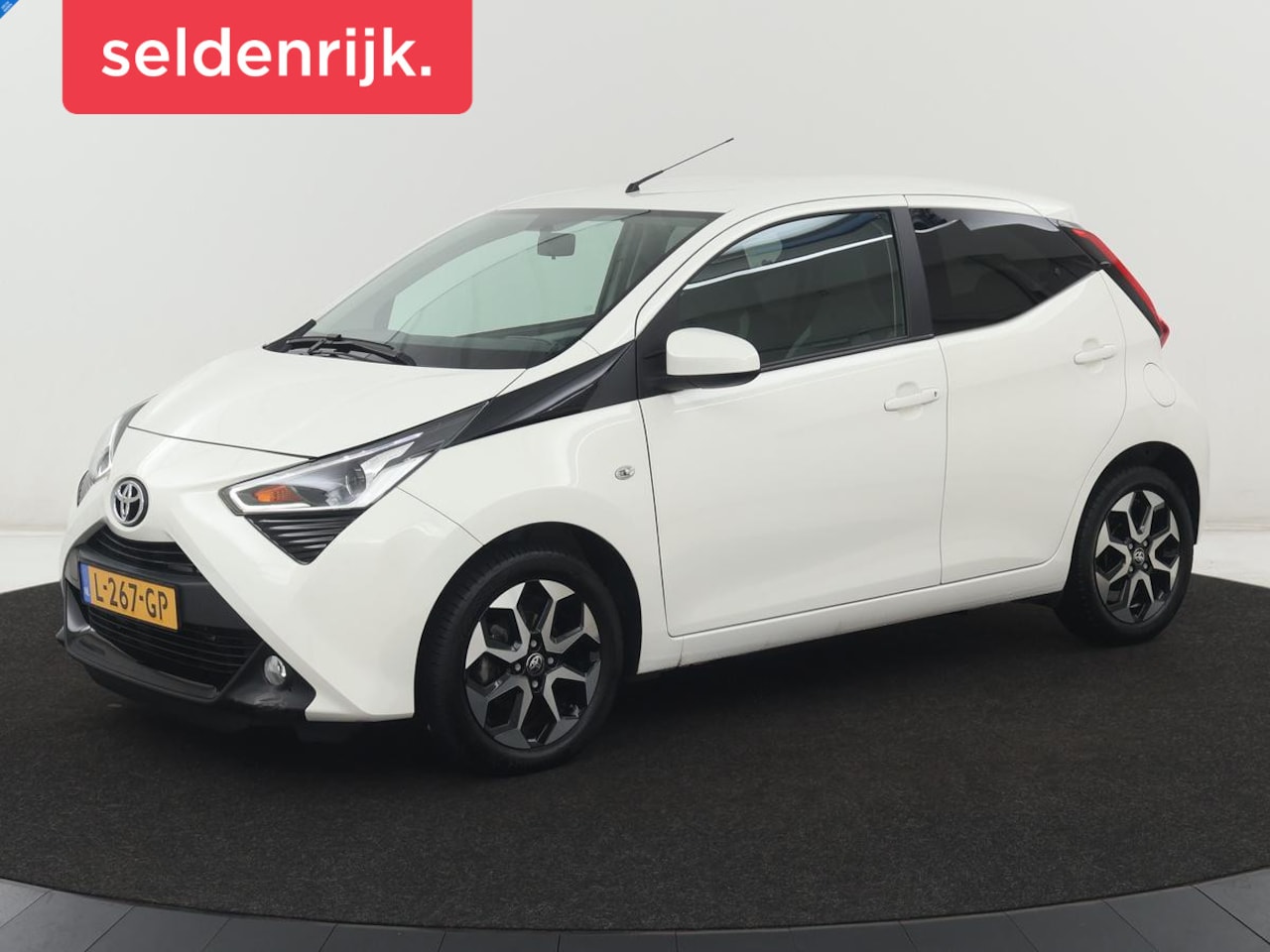 Toyota Aygo - 1.0 VVT-i x-joy | Carplay | Camera | Cruise control | Climate control | Bluetooth | DAB - AutoWereld.nl