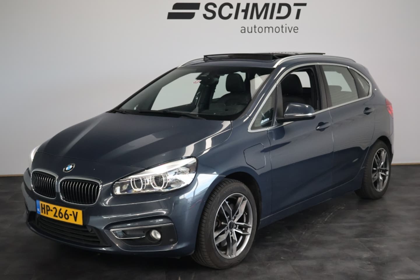 BMW 2-serie Active Tourer - 225xe High Executive Sportline | Panoramadak | LED | Leder - AutoWereld.nl