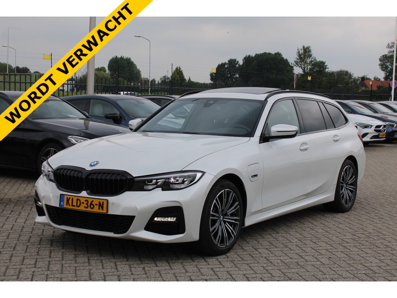BMW 3-serie Touring - 330e High Executive M-SPORT SHADOW PANORAMADAK MEMORY 360-CAMERA KEY-LESS CARPLAY TREKHAAK - AutoWereld.nl