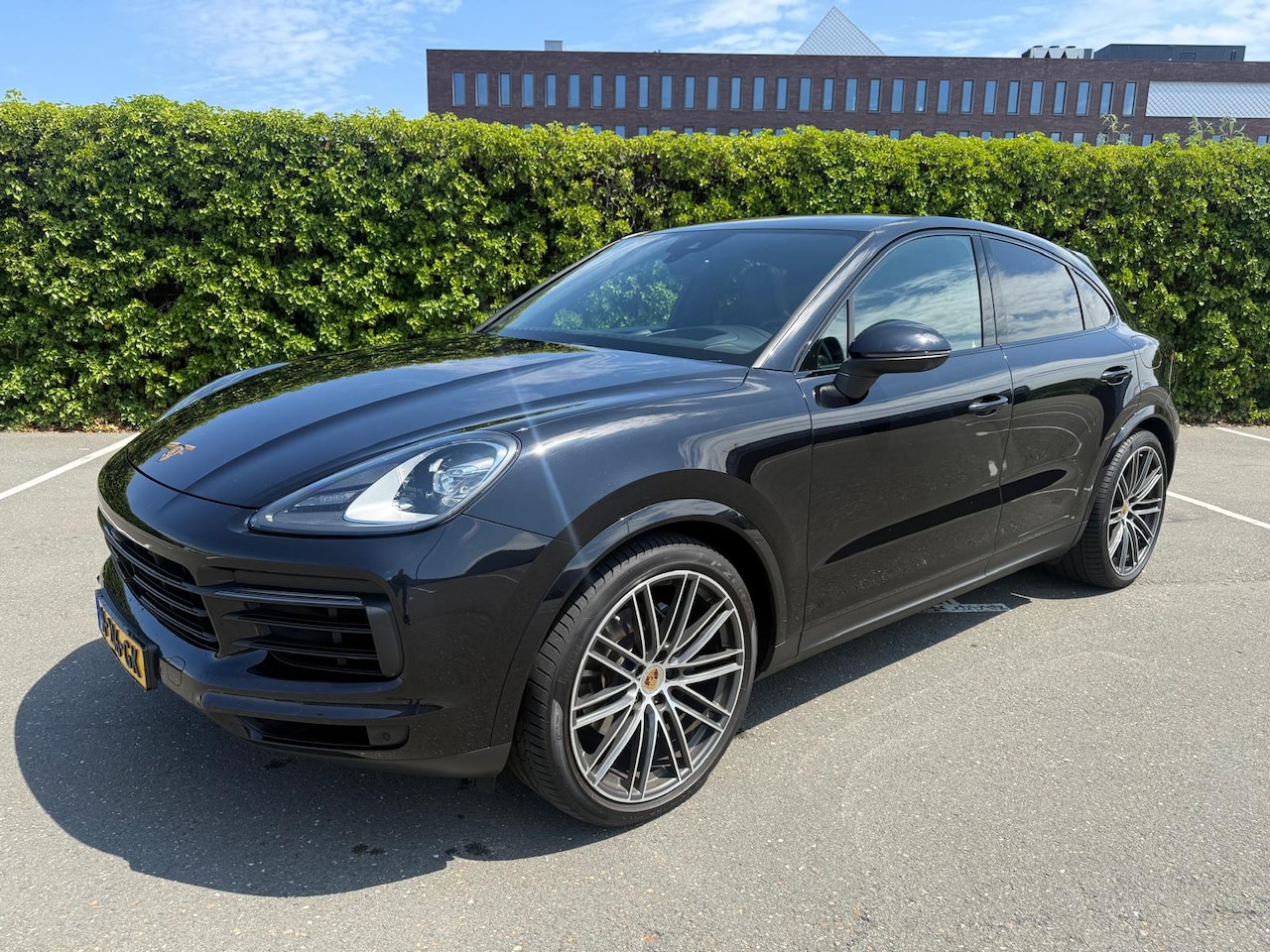 Porsche Cayenne Coupé - 3.0 E-Hybrid Porsche Cayenne Coupe, 462pk E-hybrid | Sport Design | Zwart - AutoWereld.nl