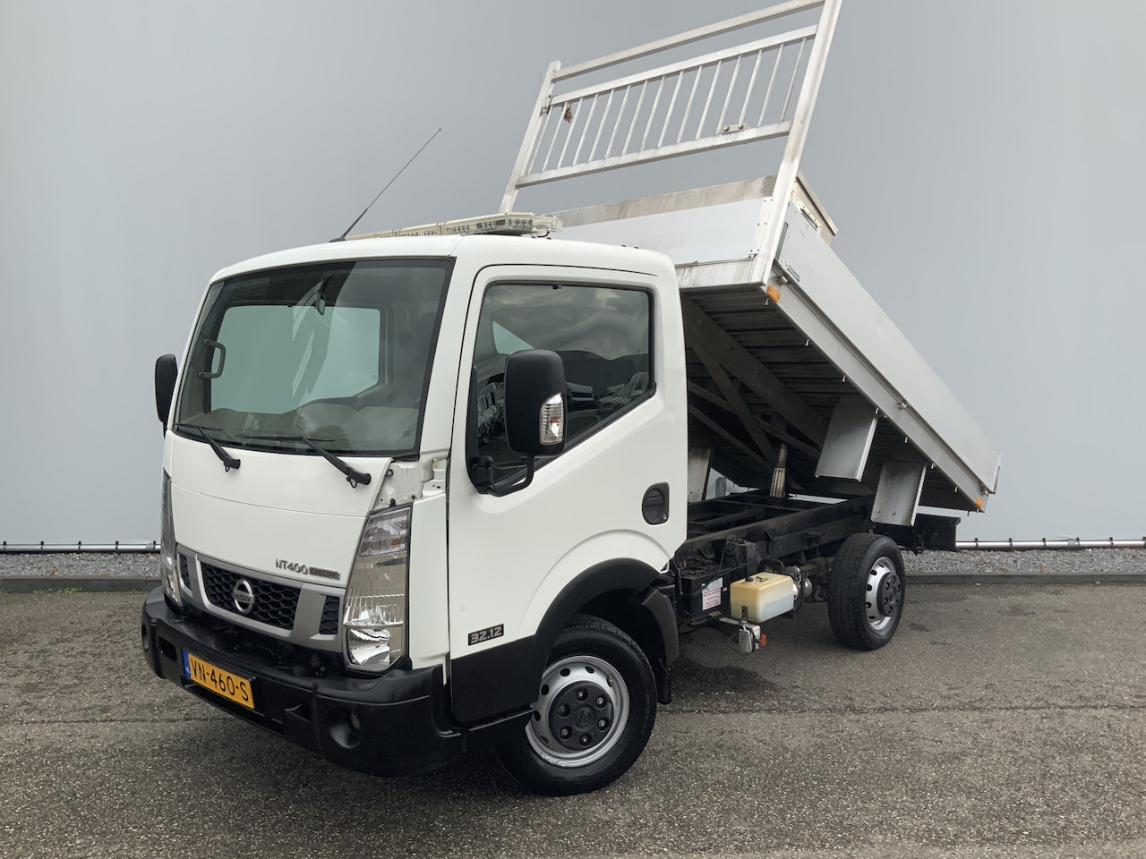 Nissan NT400 - 32.12 2.5 dCi 250 Kipper Trekhaak 2000 kg 3 Zits Bakmaat L.310/B.190/H0.30 CM EURO 5 - AutoWereld.nl