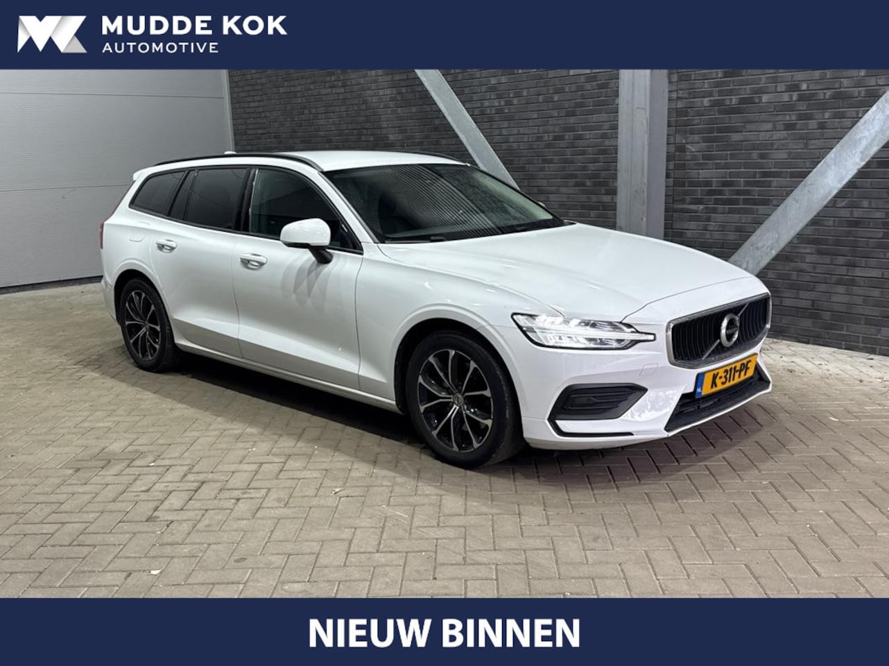 Volvo V60 - 2.0 B3 Momentum | Trekhaak | Camera | Stoel+Stuurverwarming | Apple Carplay | Getint Glas - AutoWereld.nl
