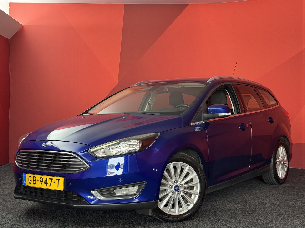 Ford Focus Wagon - 1.0 First Edition  | Navigatie | PDC | Trekhaak - AutoWereld.nl