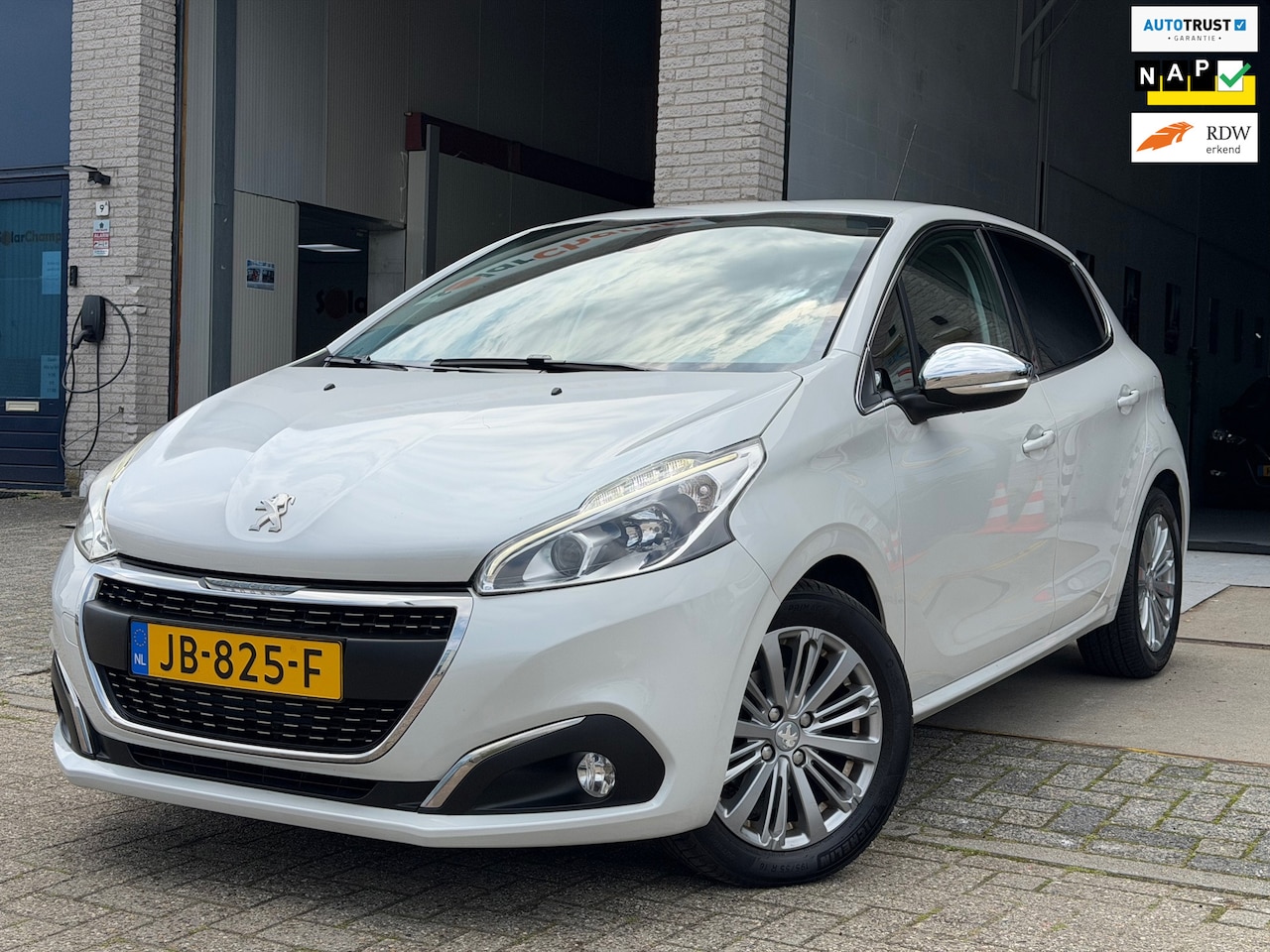 Peugeot 208 - 1.2 PureTech Allure/ luxe uitvoering/ nap/ 2e EIG/ dealeronderhouden/ 1jaar apk/ volle opt - AutoWereld.nl