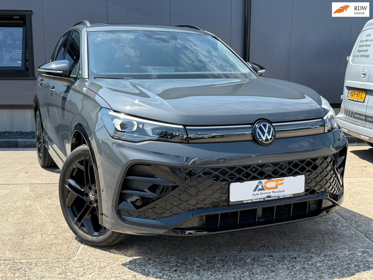 Volkswagen Tiguan - 1.5 eHybrid R-Line / BLACKSTYLE / LEER / TREKHAAK / 360 / RAMVOL - AutoWereld.nl