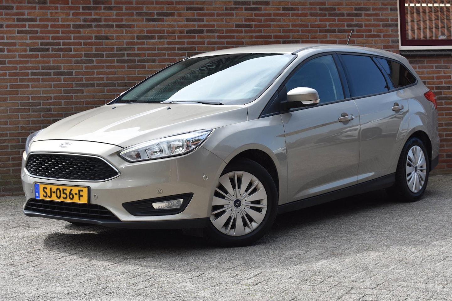 Ford Focus Wagon - 1.0 Titanium '17 Navi Airco Cruise Inruil mogelijk - AutoWereld.nl