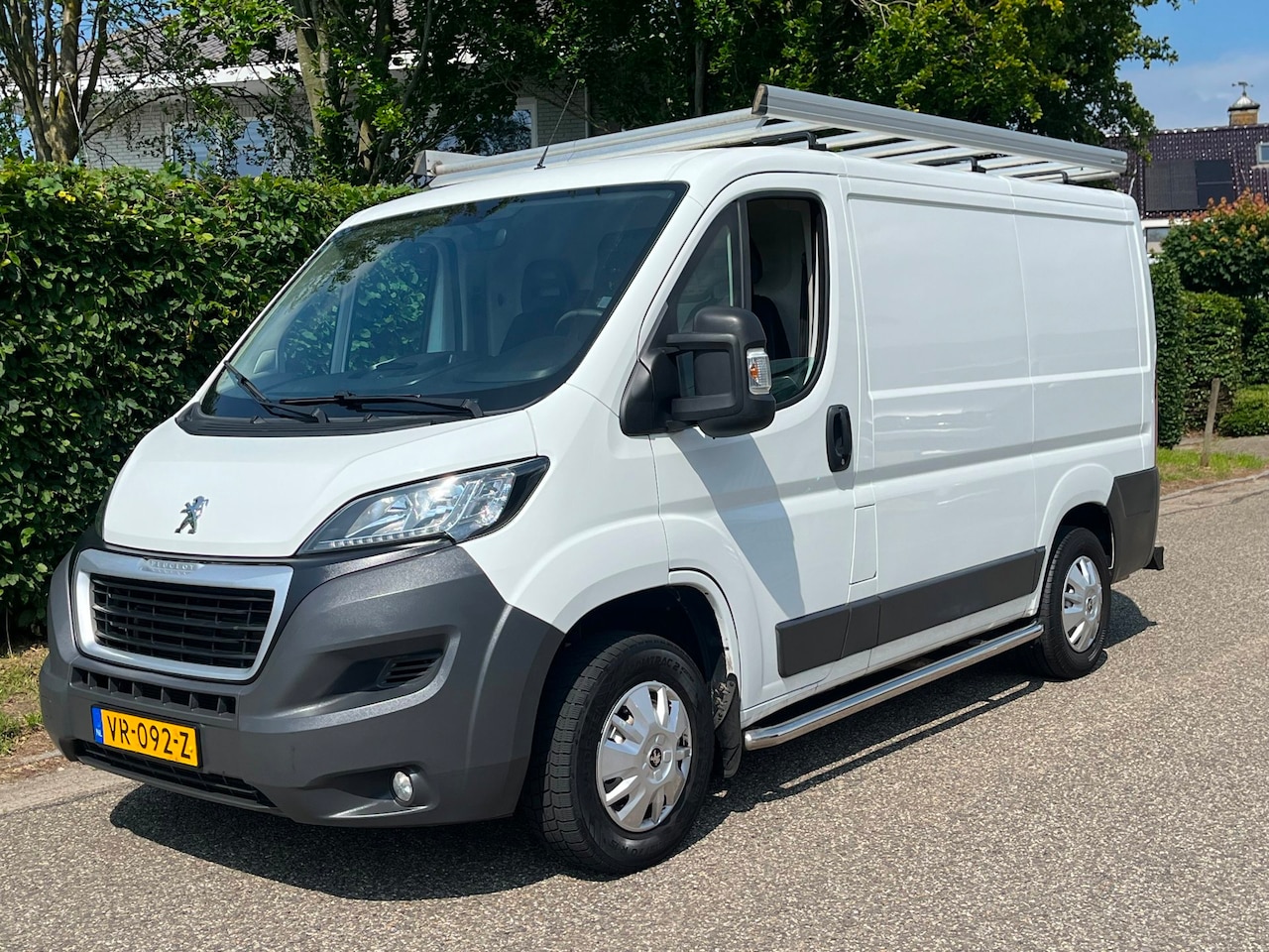 Peugeot Boxer - L1H1 110pk | Imperiaal| Inrichting | Trekhaak | Airco - AutoWereld.nl