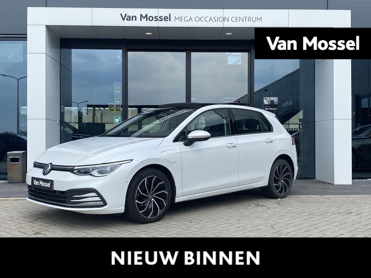 Volkswagen Golf - 1.4 eHybrid Style | PANORAMADAK | TREKHAAK | STOEL-STUUR VERWARMING | CAMERA | ADAPTIEF CR - AutoWereld.nl